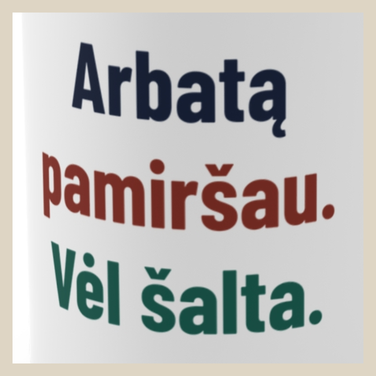 Arbatą pamiršau. Vėl šalta. · Puodelis · Užrašo stambus planas
