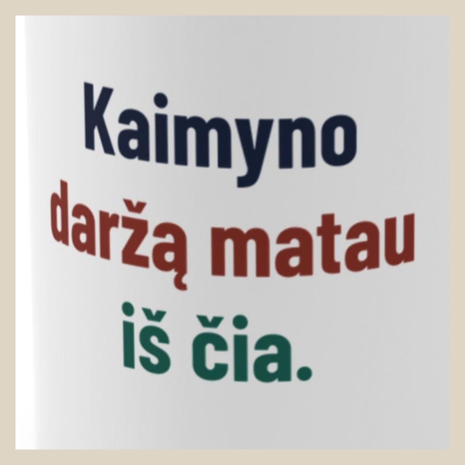 Kaimyno daržą matau iš čia. · Puodelis · Užrašo stambus planas