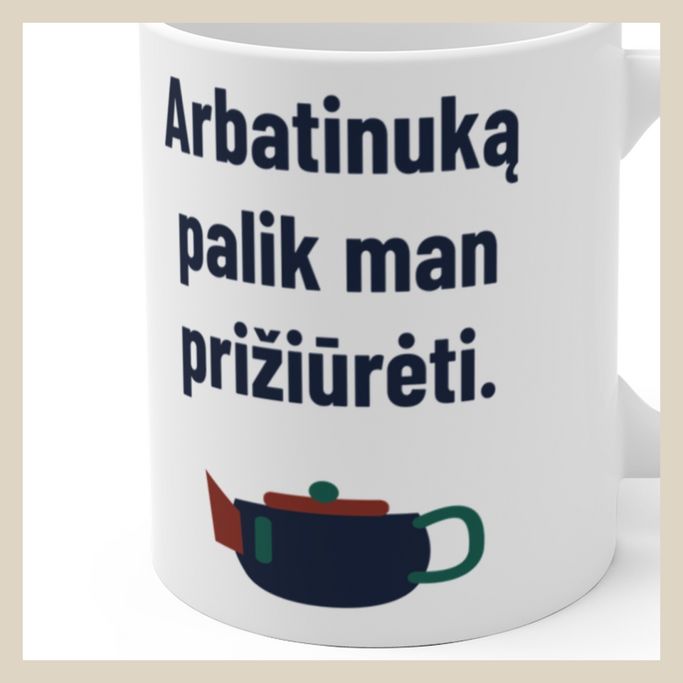 Arbatinuką prižiūriu aš. Tu – sąskaitas. – Arbatinuką palik man prižiūrėti. · Puodelis · Užrašo stambus planas