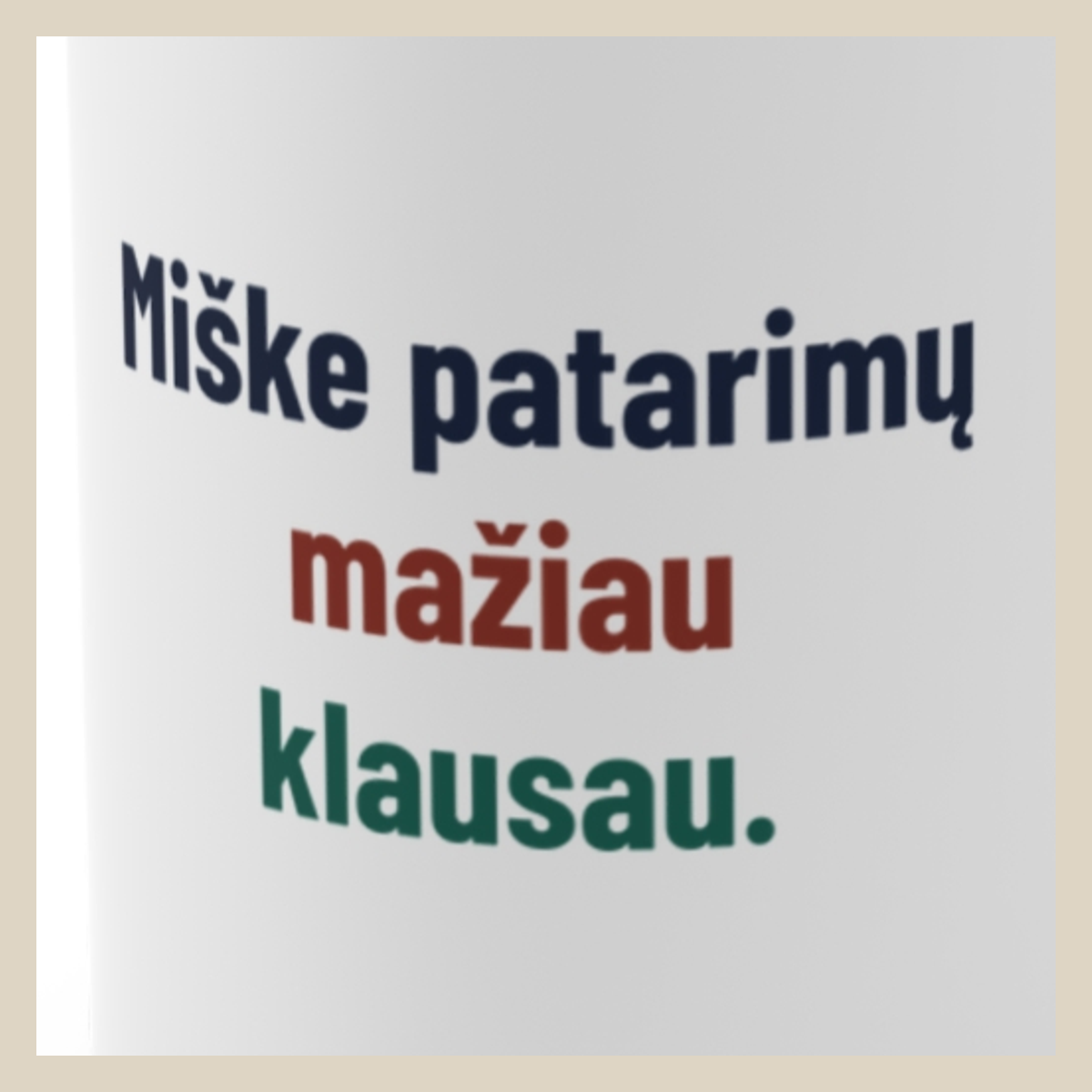 Miške patarimų neklausau. – Miške patarimų mažiau klausau. · Puodelis · Užrašo stambus planas