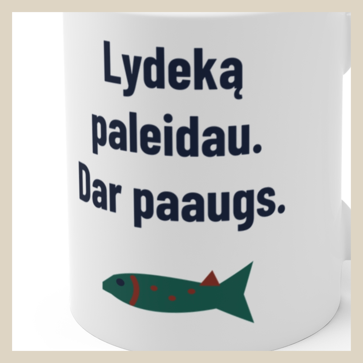 Lydeką paleidau. Dar paaugs. · Puodelis · Užrašo stambus planas