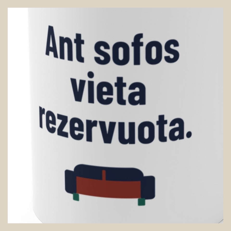 Ant sofos vieta rezervuota. · Puodelis · Užrašo stambus planas