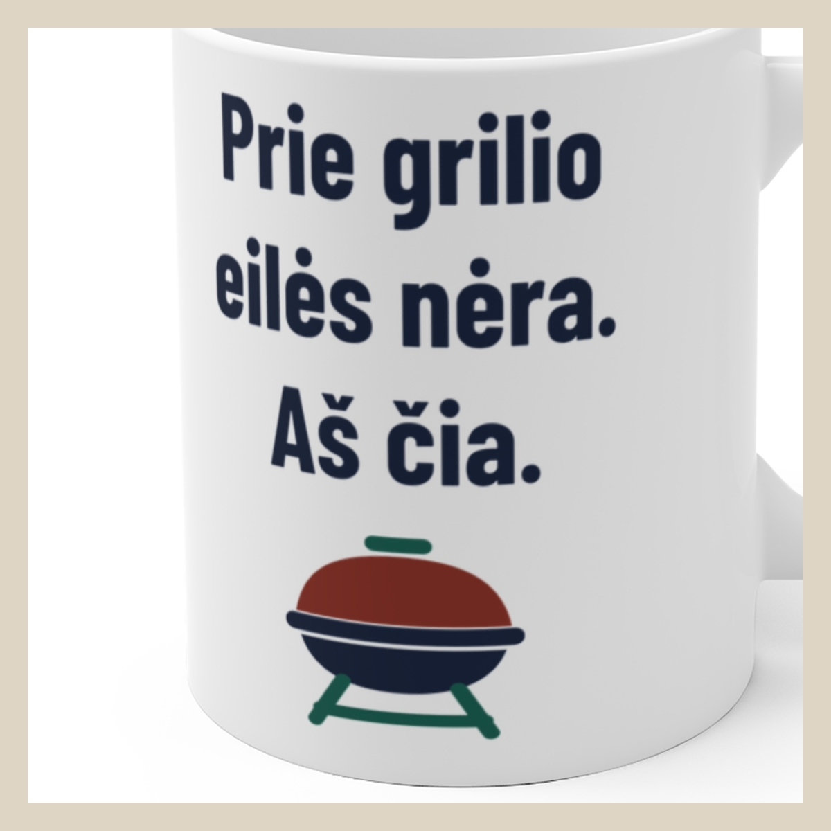 Prie grilio – be eilės. Aš čia. – Prie grilio eilės nėra. Aš čia. · Puodelis · Užrašo stambus planas