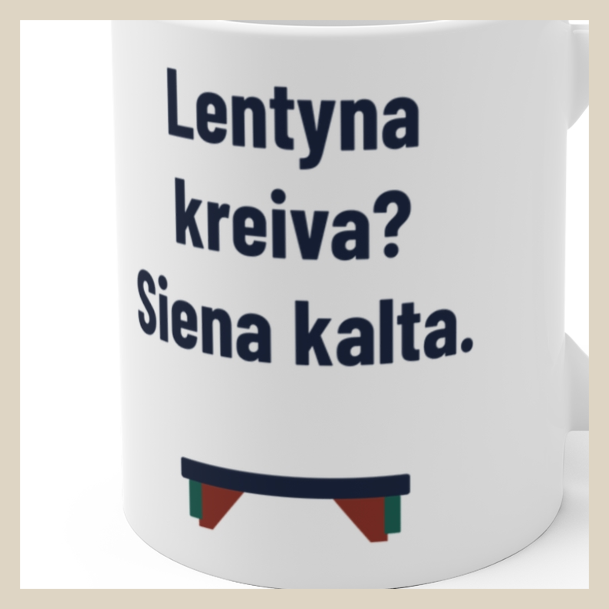 Lentyna kreiva? Siena kalta. · Puodelis · Užrašo stambus planas