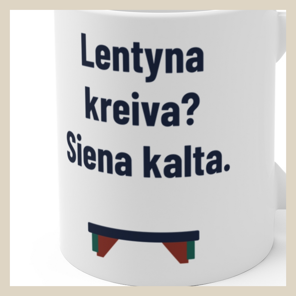 Lentyna kreiva? Siena kalta. · Puodelis · Užrašo stambus planas