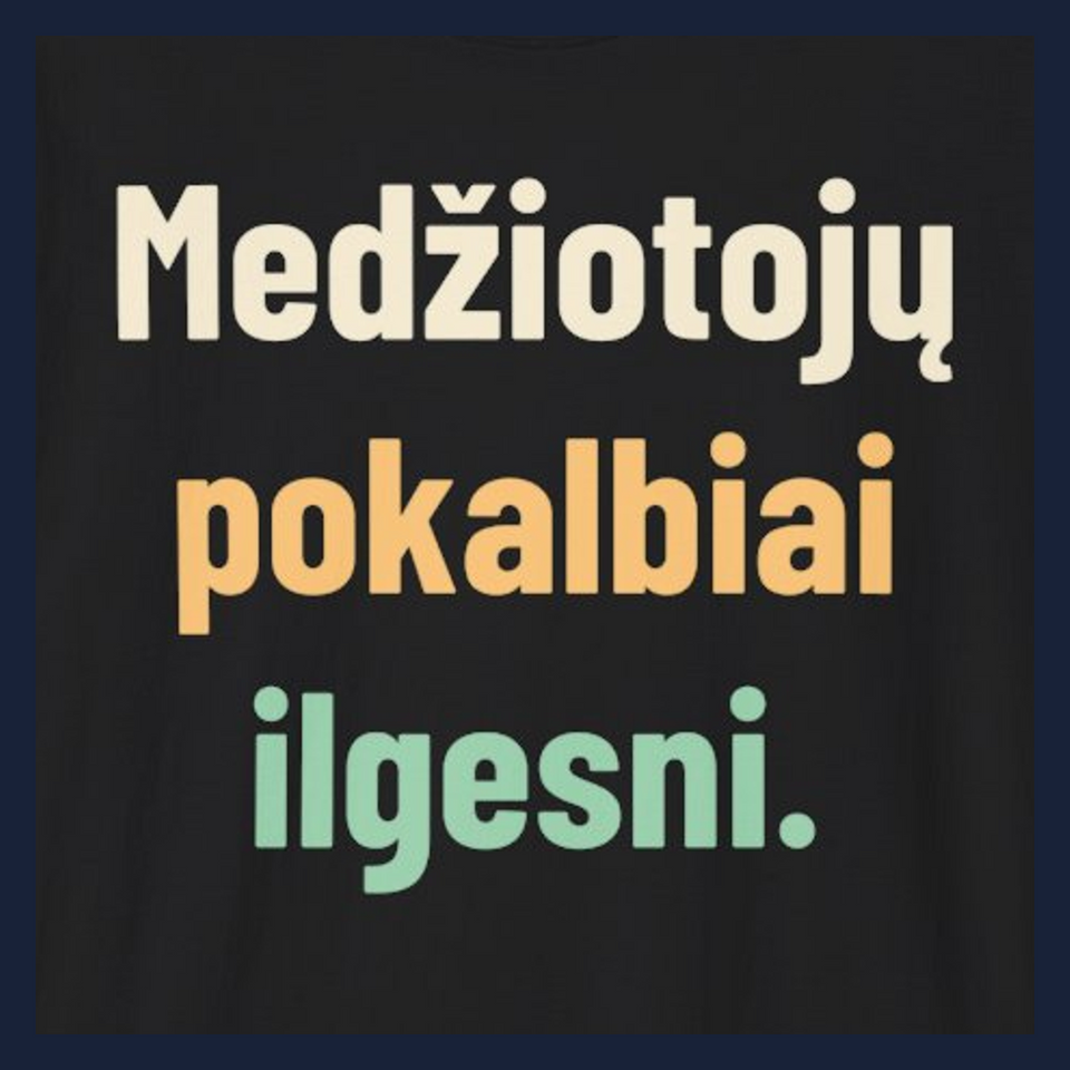 Medžiotojų pokalbiai ilgesni. · Marškinėliai · Užrašo stambus planas