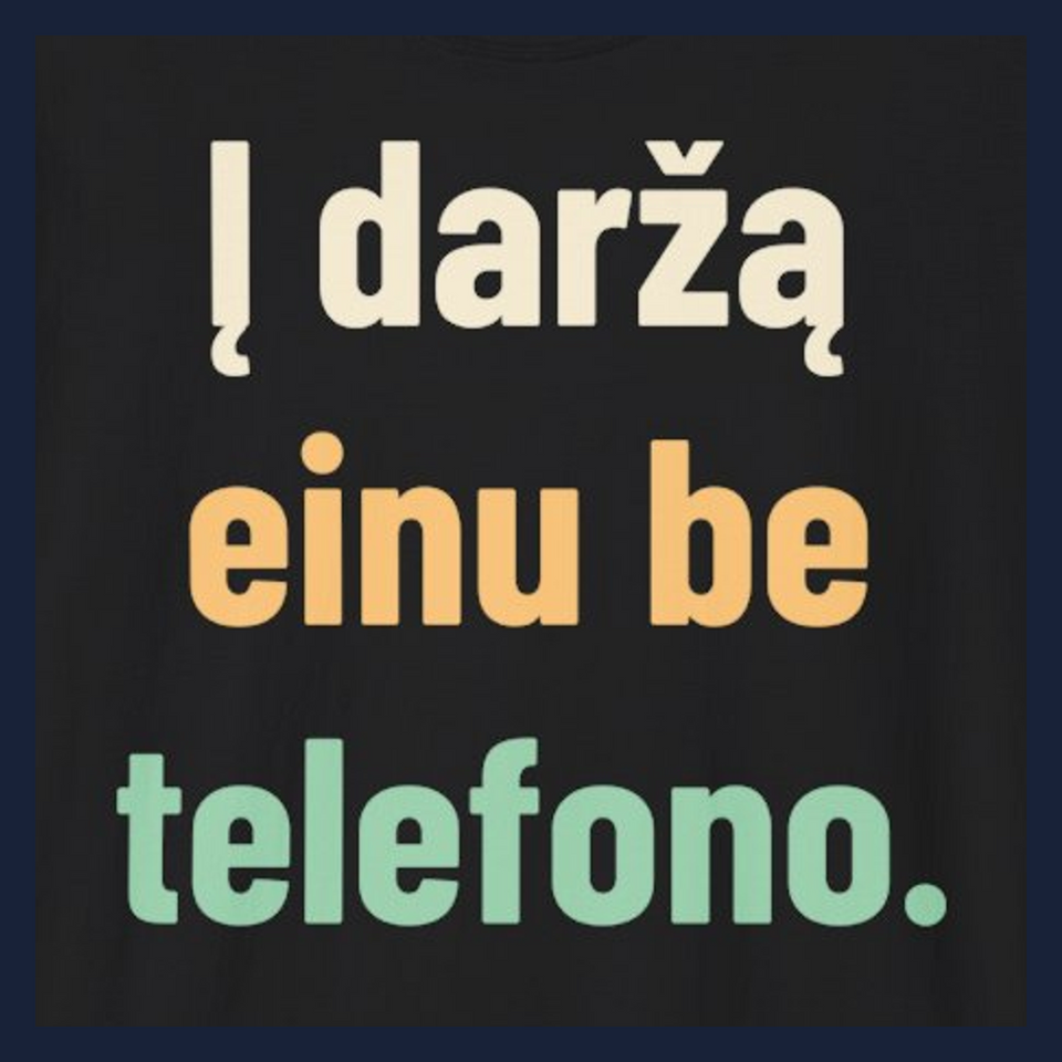 Į daržą einu be telefono. · Marškinėliai · Užrašo stambus planas