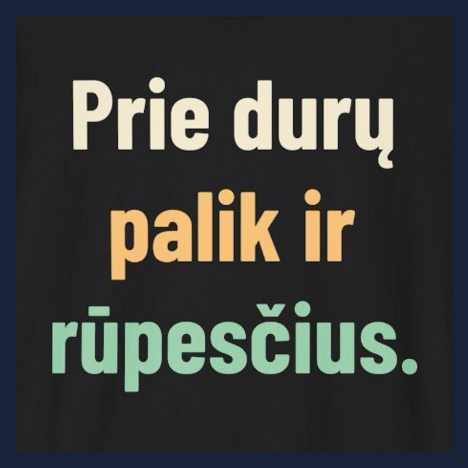 Prie durų palik ir rūpesčius. · Marškinėliai · Užrašo stambus planas