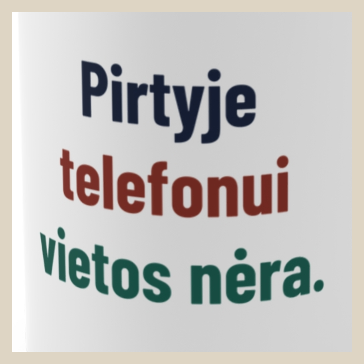 Pirtyje telefonui vietos nėra. · Puodelis · Užrašo stambus planas