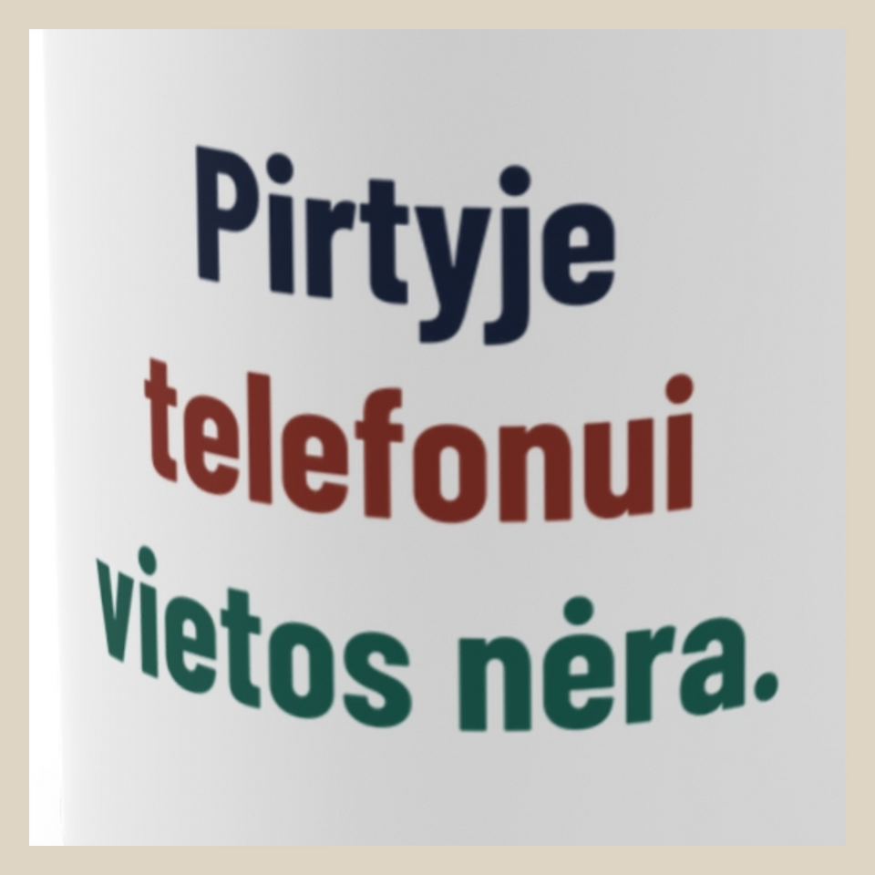 Pirtyje telefonui vietos nėra. · Puodelis · Užrašo stambus planas