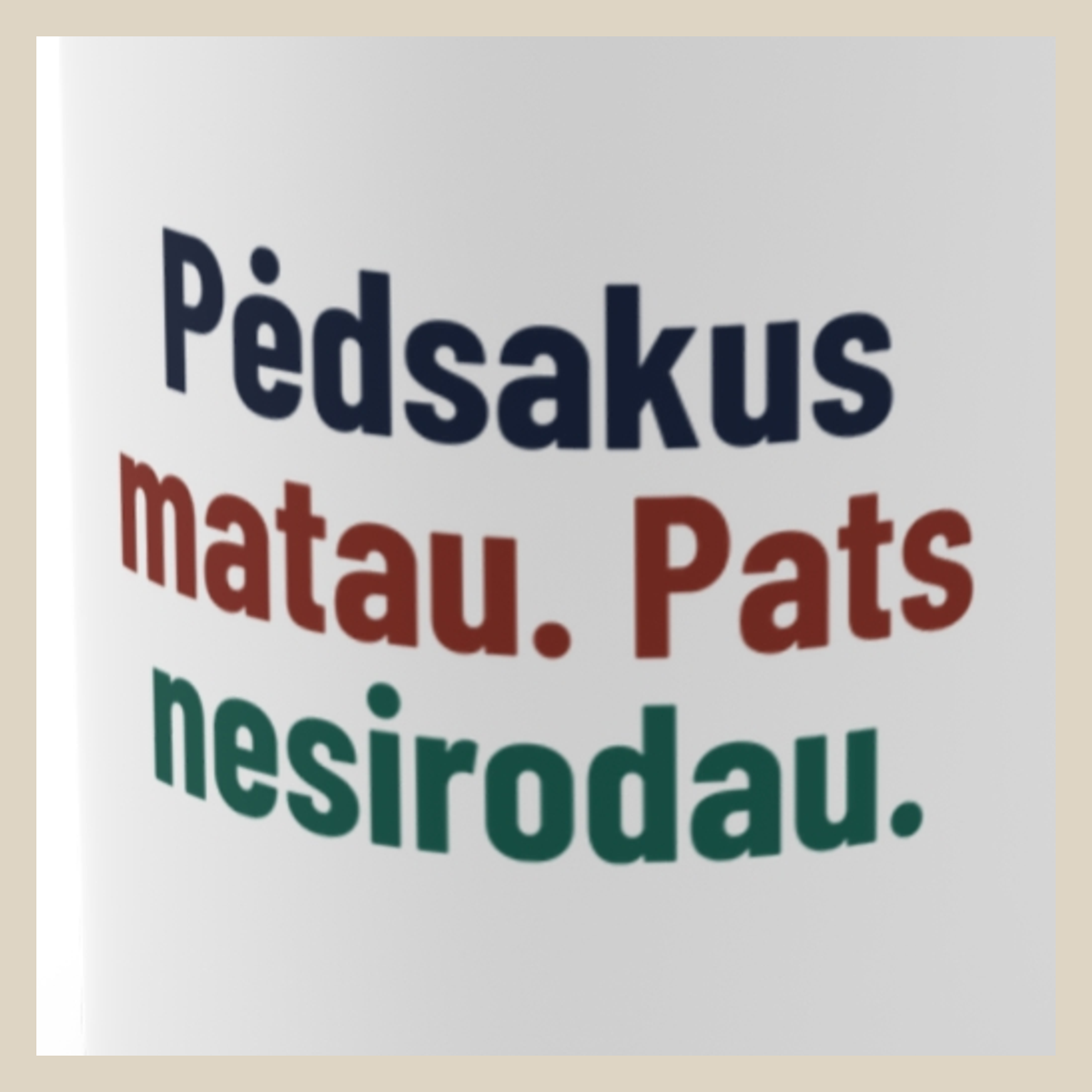 Pėdsakus matau. Pats nesirodau. · Puodelis · Užrašo stambus planas