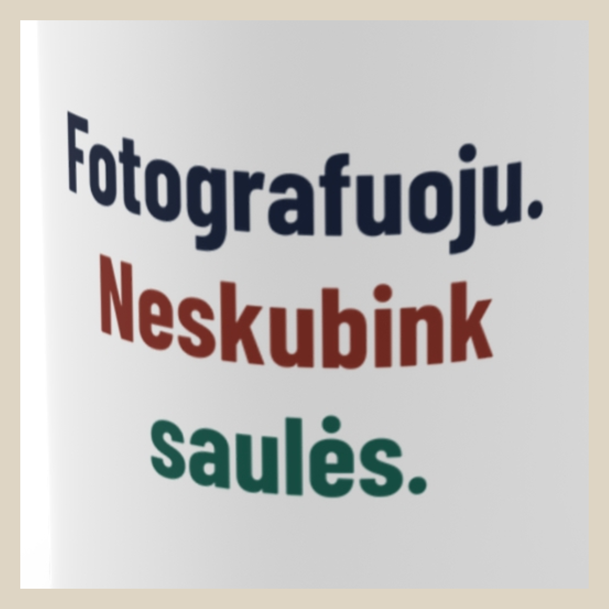 Fotografuoju. Neskubink saulės. · Puodelis · Užrašo stambus planas