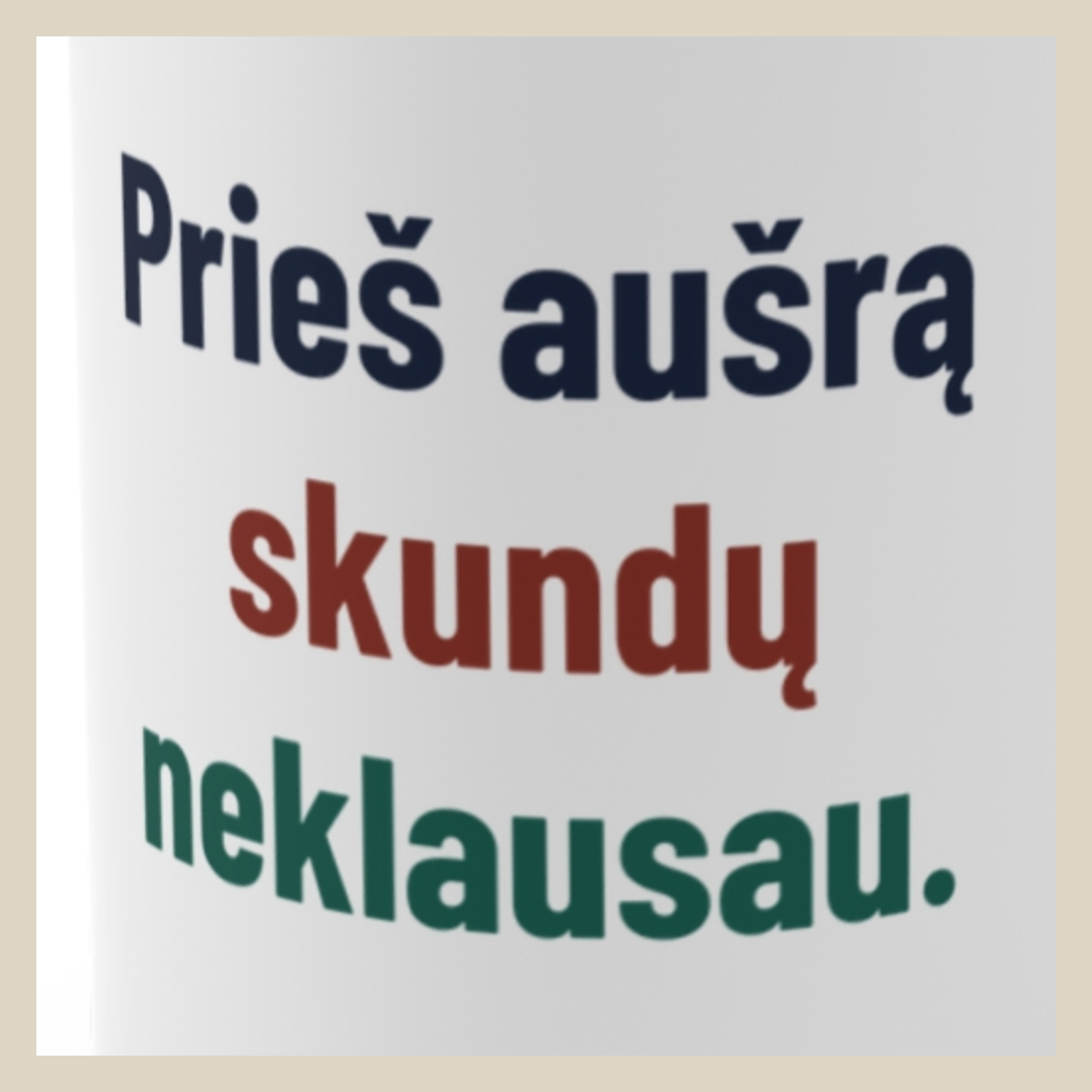Prieš aušrą skundų neklausau. · Puodelis · Užrašo stambus planas