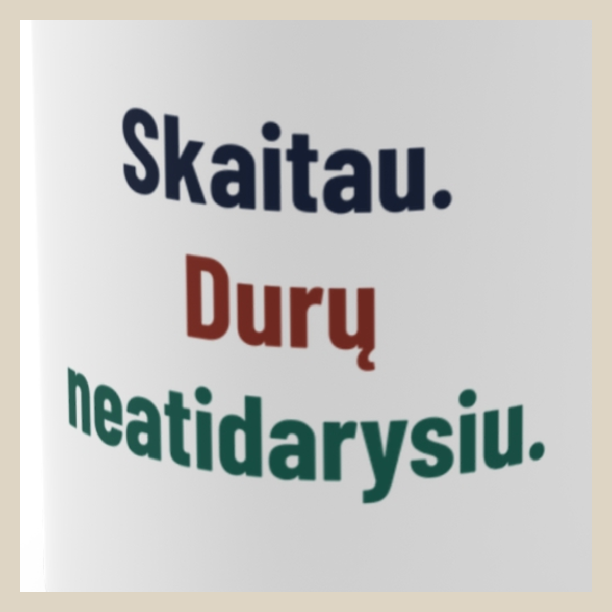Skaitau. Durų neatidarysiu. · Puodelis · Užrašo stambus planas
