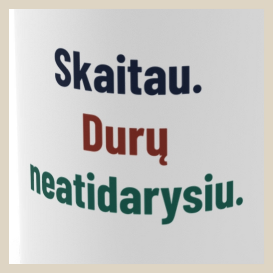 Skaitau. Durų neatidarysiu. · Puodelis · Užrašo stambus planas