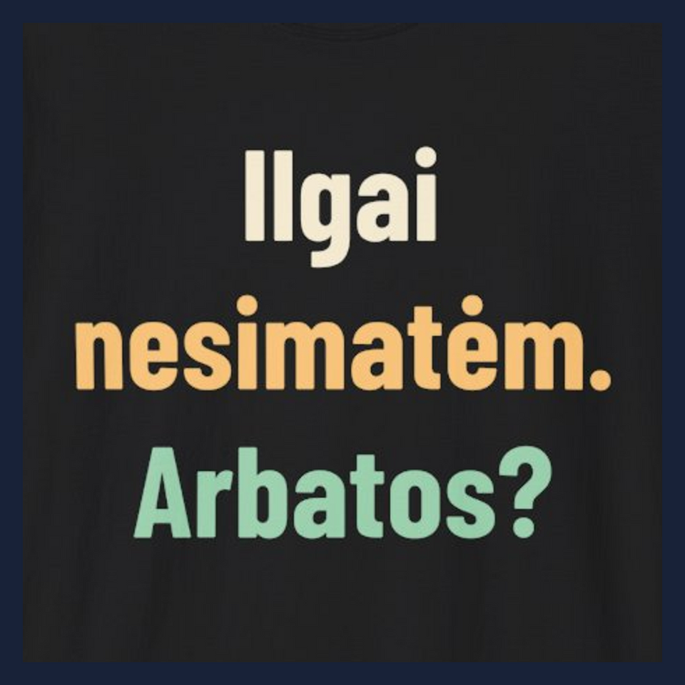Ilgai nesimatėm. Arbatos? · Marškinėliai · Užrašo stambus planas