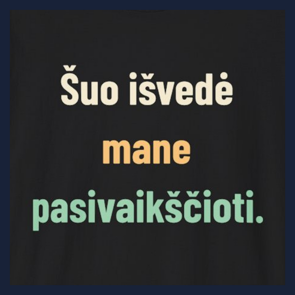 Šuo išvedė mane pasivaikščioti. · Marškinėliai · Užrašo stambus planas