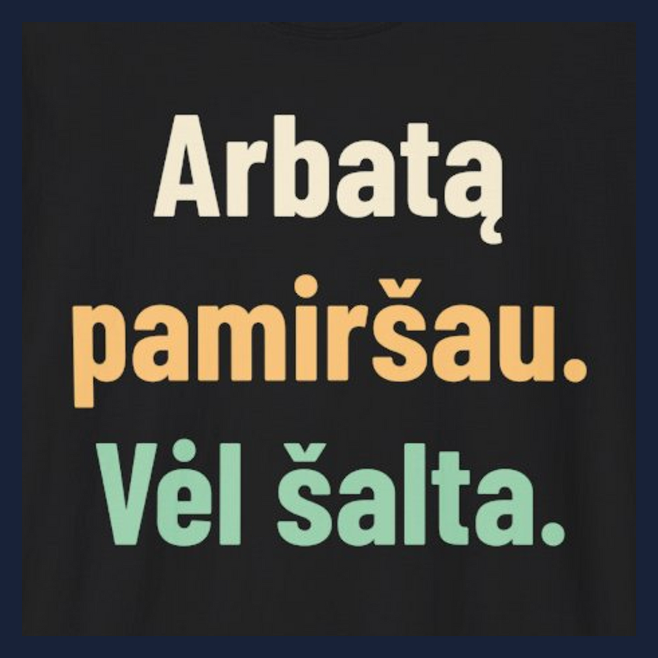Arbatą pamiršau. Vėl šalta. · Marškinėliai · Užrašo stambus planas