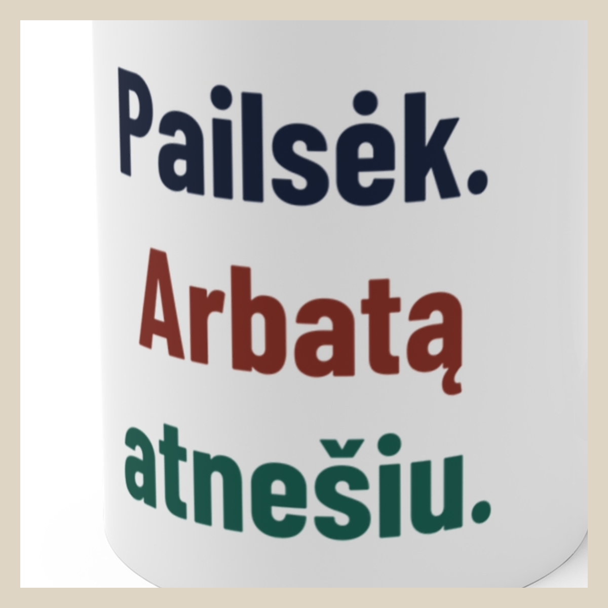 Pailsėk. Arbatą atnešiu. · Puodelis · Užrašo stambus planas