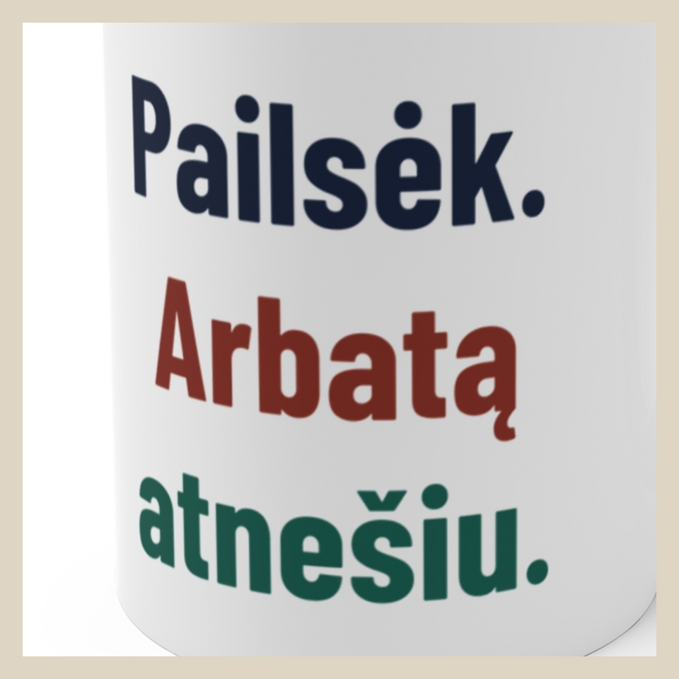 Pailsėk. Arbatą atnešiu. · Puodelis · Užrašo stambus planas