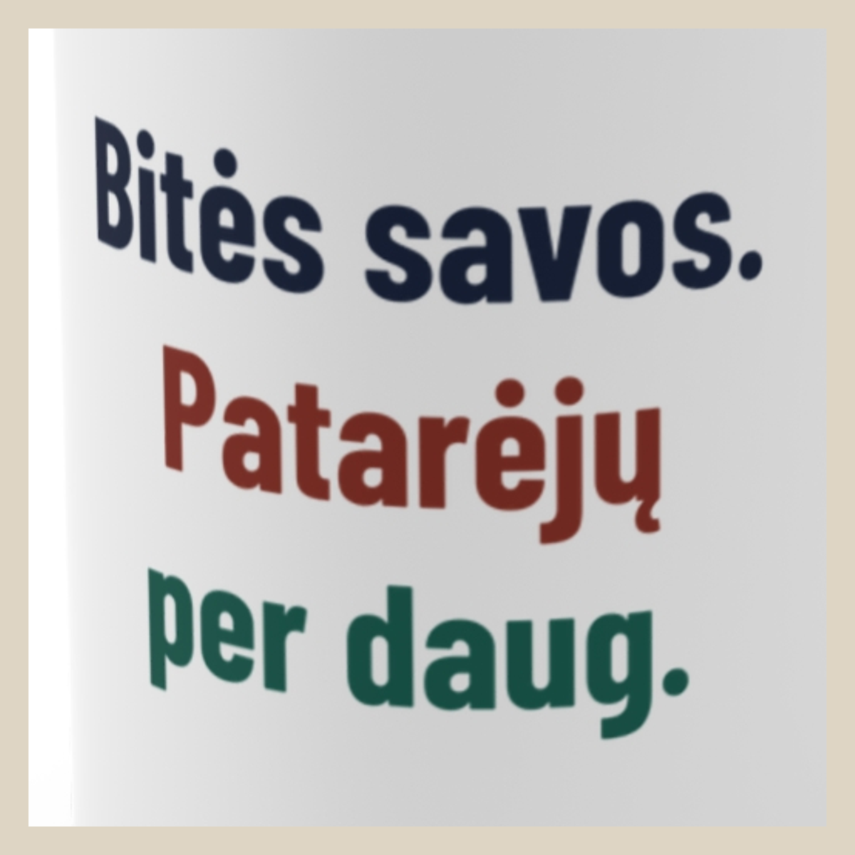 Bitės savos. Patarėjų per daug. · Puodelis · Užrašo stambus planas