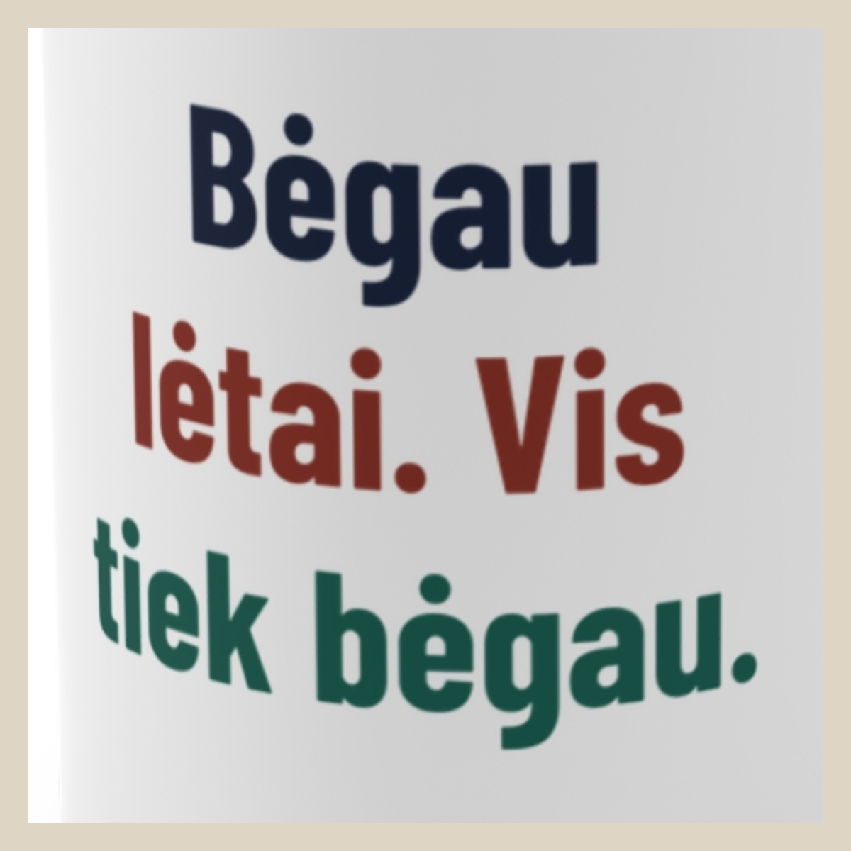 Bėgau lėtai. Vis tiek bėgau. · Puodelis · Užrašo stambus planas