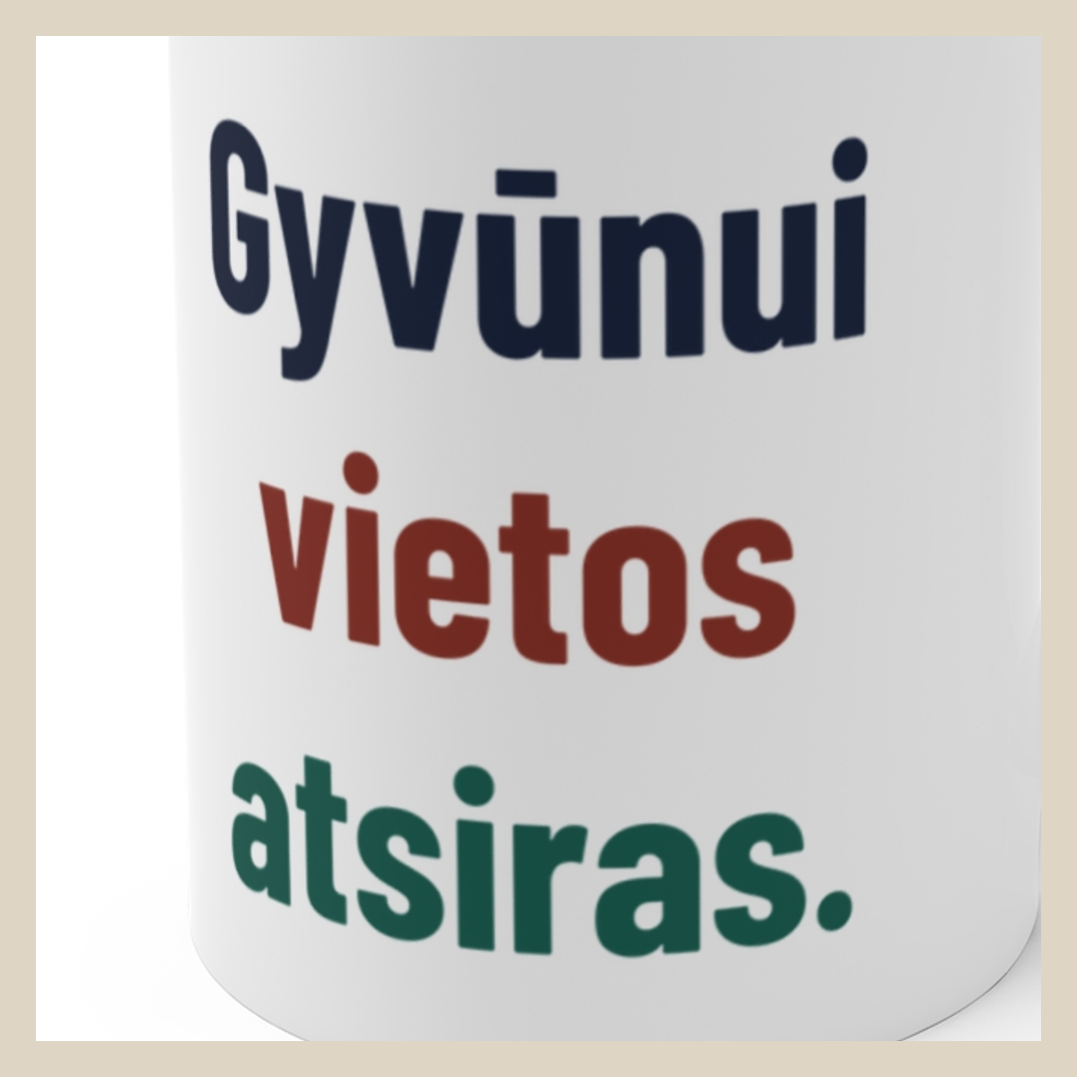 Gyvūnui vietos atsiras. · Puodelis · Užrašo stambus planas