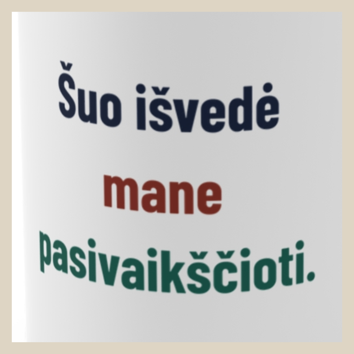 Šuo išvedė mane pasivaikščioti. · Puodelis · Užrašo stambus planas