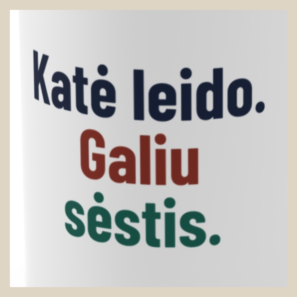 Katė leido. Galiu sėstis. · Puodelis · Užrašo stambus planas