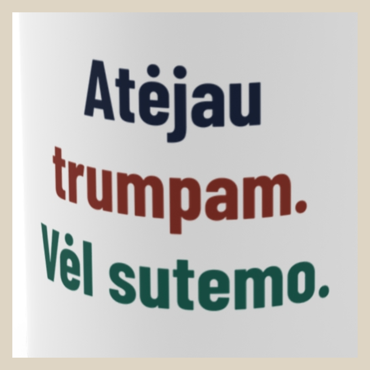 Atėjau trumpam. Vėl sutemo. · Puodelis · Užrašo stambus planas