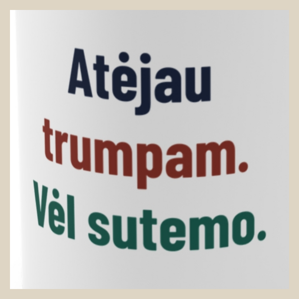 Atėjau trumpam. Vėl sutemo. · Puodelis · Užrašo stambus planas