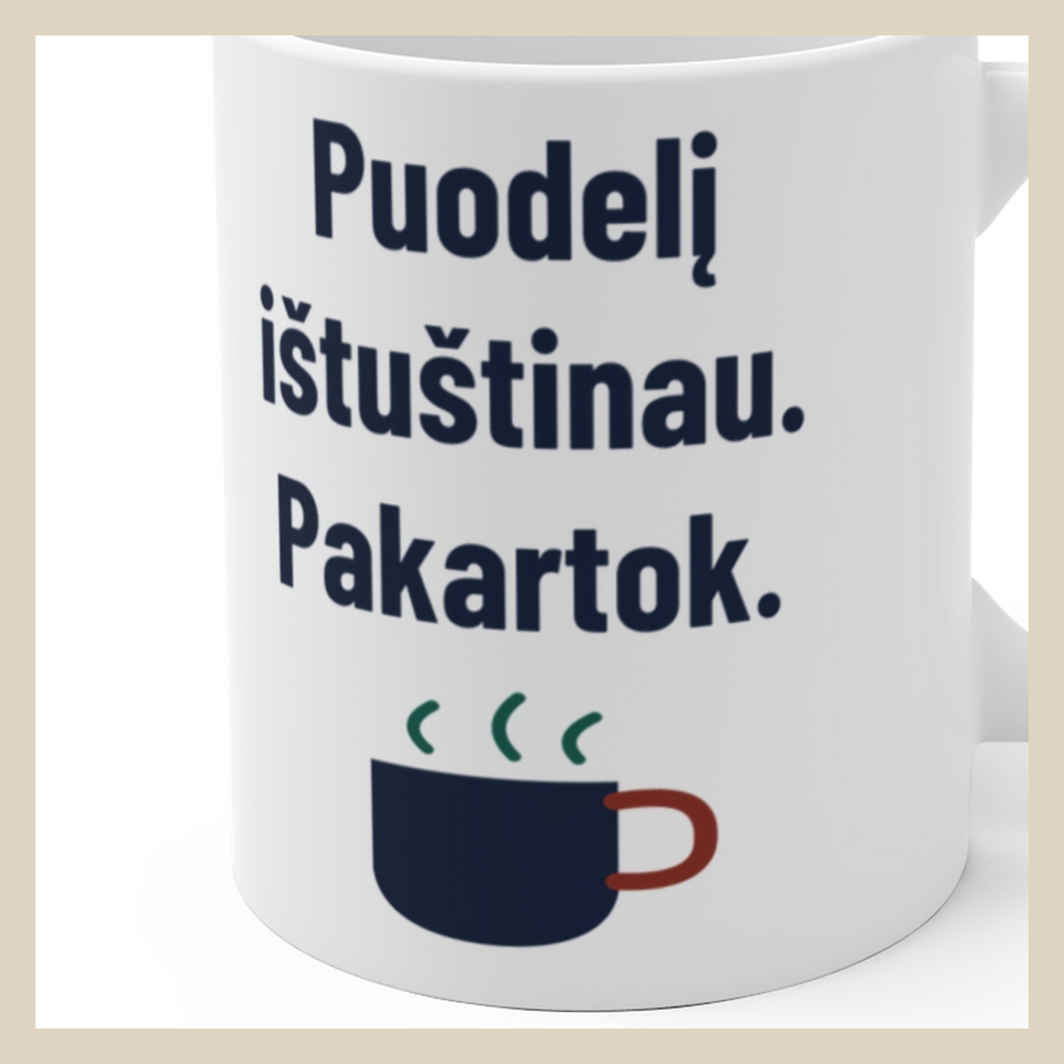Puodelis tuščias. Įpilk dar. – Puodelį ištuštinau. Pakartok. · Puodelis · Užrašo stambus planas
