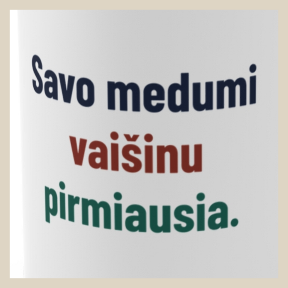 Savo medumi vaišinu pirmiausia. · Puodelis · Užrašo stambus planas