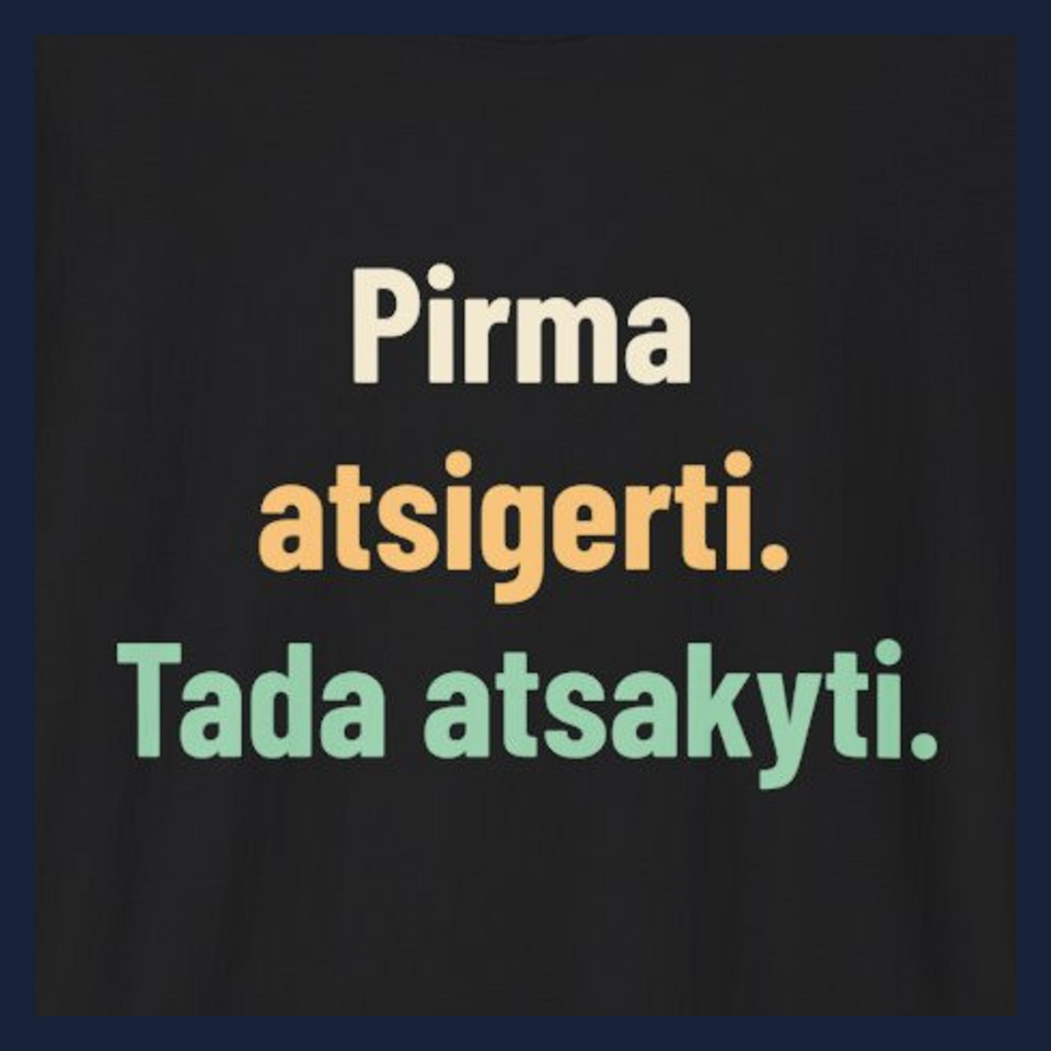 Pirma atsigerti. Tada atsakyti. · Marškinėliai · Užrašo stambus planas