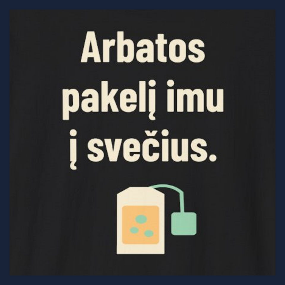 Į svečius – su savo arbata. – Arbatos pakelį imu į svečius. · Marškinėliai · Užrašo stambus planas