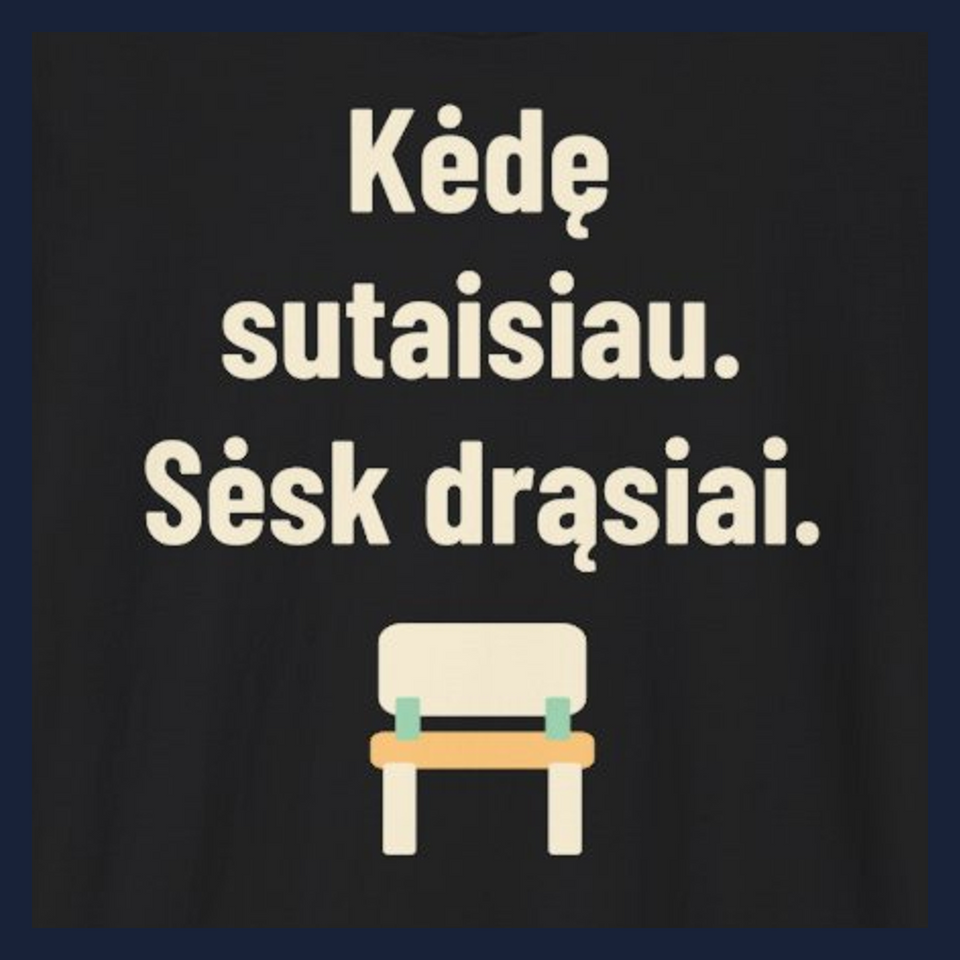 Kėdę sutaisiau. Sėsk drąsiai. · Marškinėliai · Užrašo stambus planas