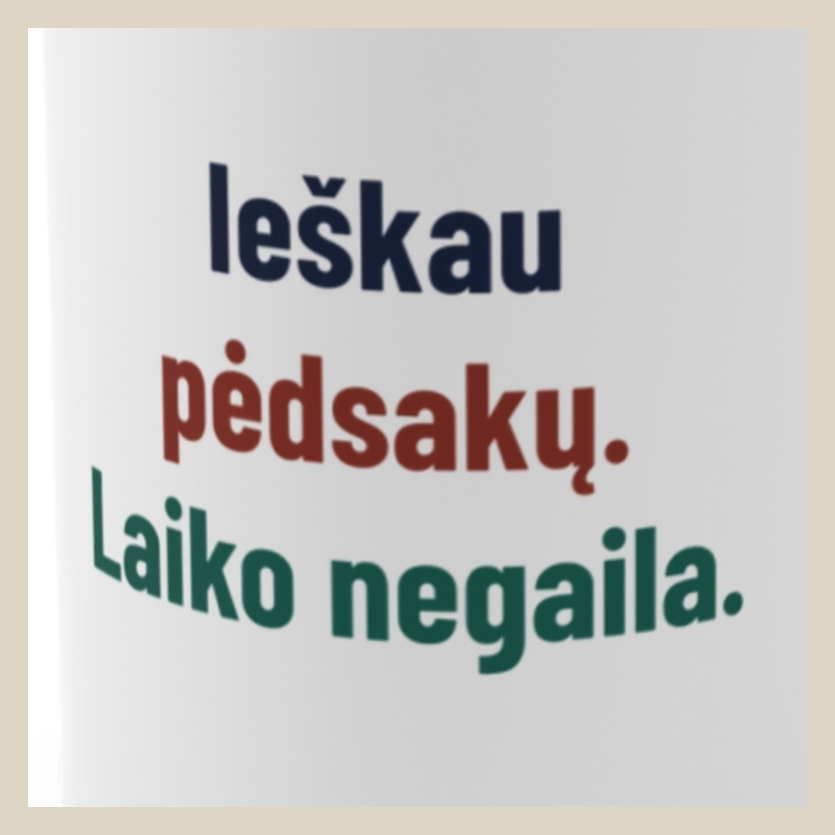 Ieškau pėdsakų. Laiko negaila. · Puodelis · Užrašo stambus planas
