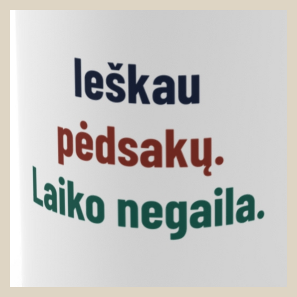 Ieškau pėdsakų. Laiko negaila. · Puodelis · Užrašo stambus planas
