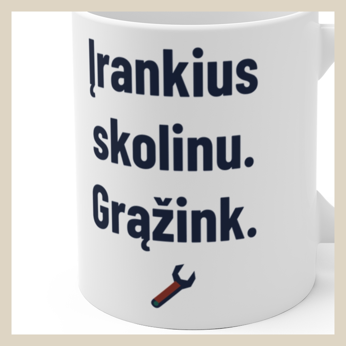 Įrankius skolinu. Grąžink. · Puodelis · Užrašo stambus planas