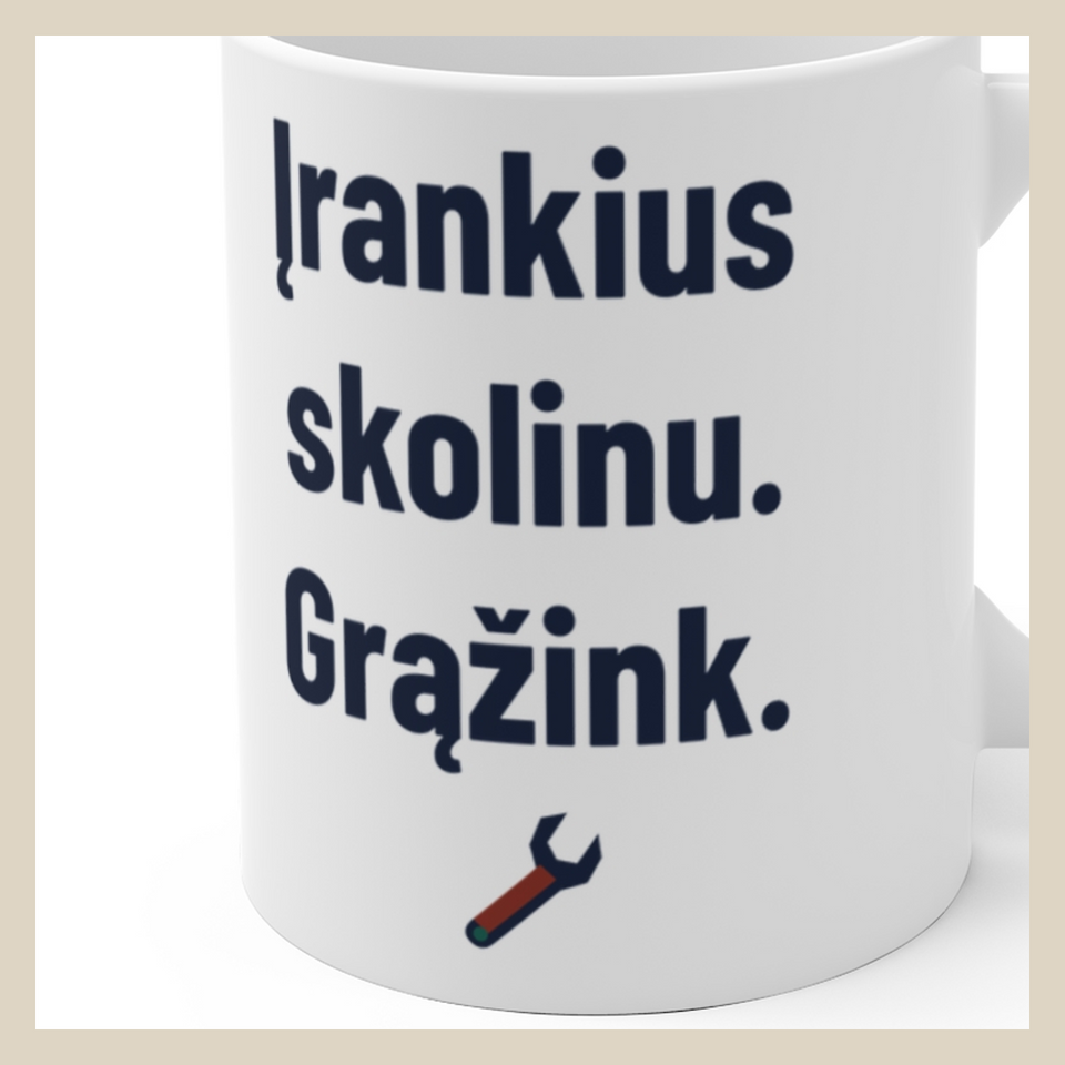 Įrankius skolinu. Grąžink. · Puodelis · Užrašo stambus planas