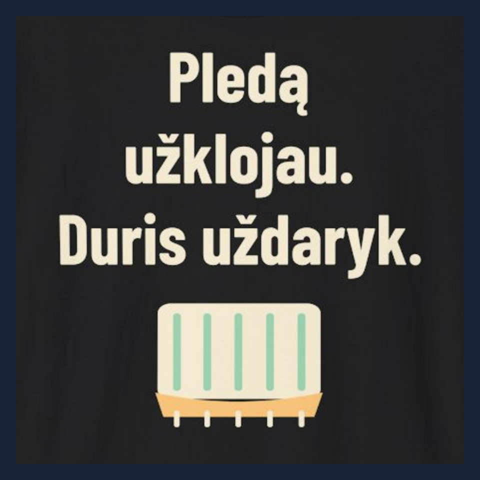 Pledą užklojau. Duris uždaryk. · Marškinėliai · Užrašo stambus planas