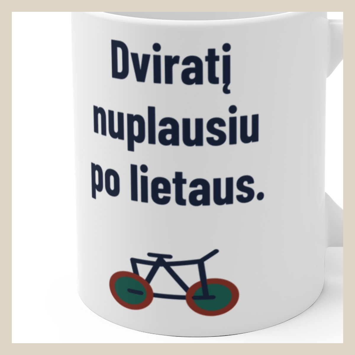 Dviratį nuplausiu po lietaus. · Puodelis · Užrašo stambus planas