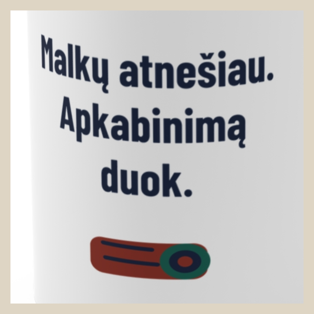 Malkų atnešiau. Dabar apkabink. – Malkų atnešiau. Apkabinimą duok. · Puodelis · Užrašo stambus planas