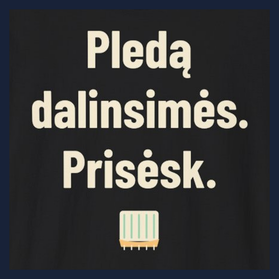 Pledą dalinsimės. Prisėsk. · Marškinėliai · Užrašo stambus planas