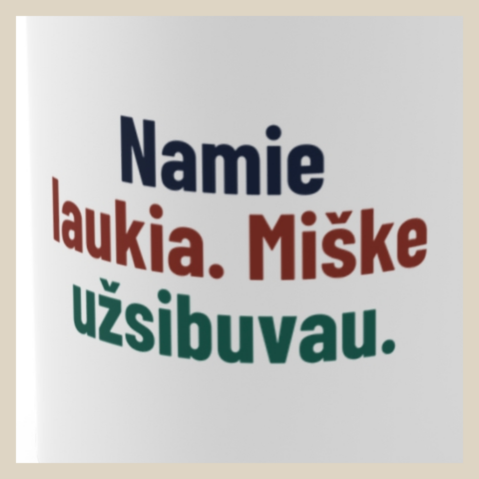 Namie laukia. Miške užsibuvau. · Puodelis · Užrašo stambus planas