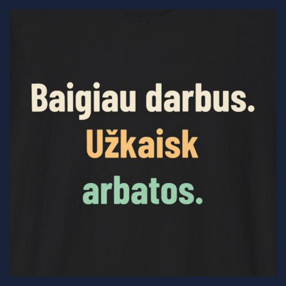Baigiau darbus. Užkaisk arbatos. · Marškinėliai · Užrašo stambus planas
