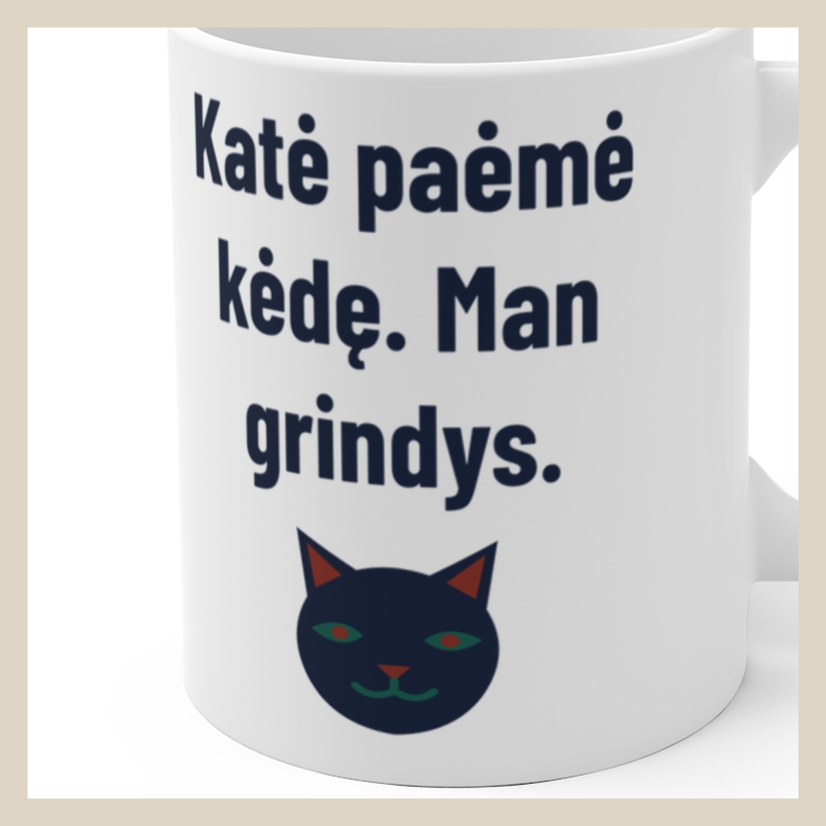 Katė paėmė kėdę. Man grindys. · Puodelis · Užrašo stambus planas