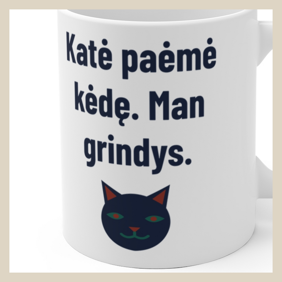 Katė paėmė kėdę. Man grindys. · Puodelis · Užrašo stambus planas
