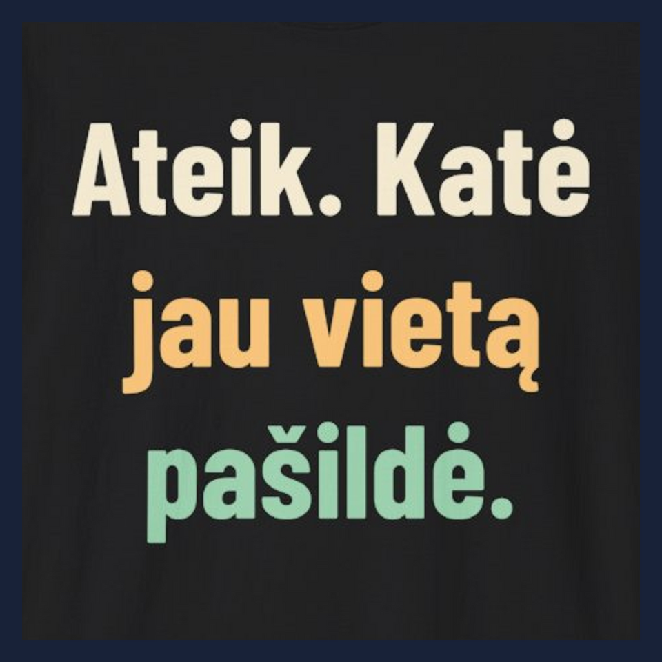 Ateik. Katė jau vietą pašildė. · Marškinėliai · Užrašo stambus planas