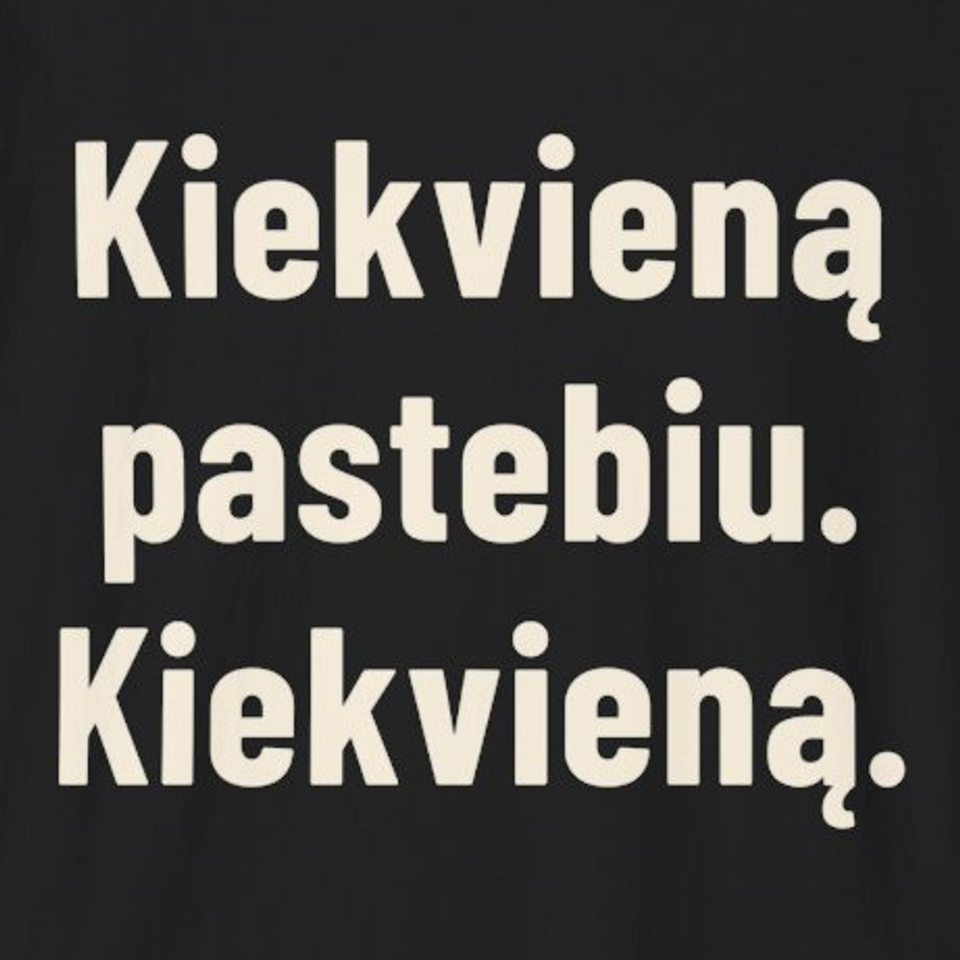 Kiekvieną pastebiu. Kiekvieną. – Marškinėliai, spaudos detalė